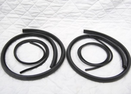 47 – 55 Chevy / GMC Rear Corner Glass Seals – Pair – Black Lock Strip
